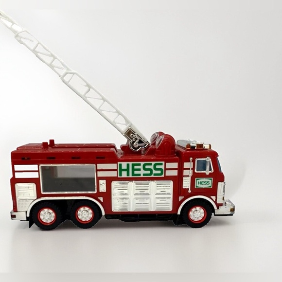 HESS 2005 Emergency Fire Truck -Model HESS2005 - Collectible Toy- Tested works - Picture 2 of 6